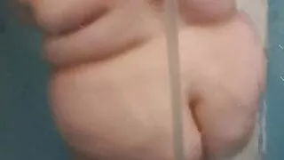 Mia moglie si rinfresca sotto la doccia