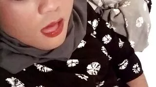 Crossdresser Hijab will den Schwanz