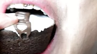 Zwei leckere schwarze Cupcakes essen