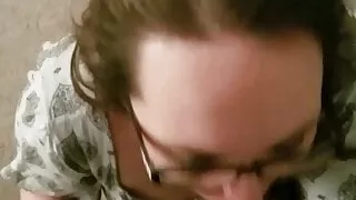 BBW Sekretärin bläst und nimmt Gesichtsbehandlung