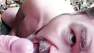 Bär Schlampe Sperma im Mund