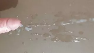 Riesiger Cumshot auf dem Tisch mit Stöhnen