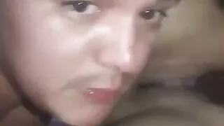 Cuckold gibt seiner heißen Frau Oralsex, während der schwarze Bulle fickt