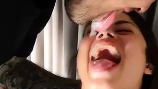 esapo beijando marido depois de levar gozada na boca
