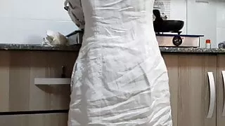 Housemaid gets orgasm while cooking