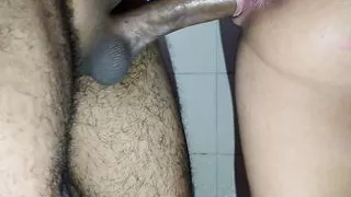 Meine Schlampe nimmt einen großen Schwanz in den College-Duschen