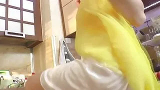 Atemberaubende Lehrerin spreizt ihre Beine und masturbiert