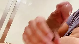 Wichsen, nachdem ich einem Freund beim Duschen zugesehen habe
