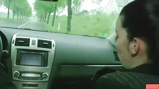 Geile Nutte wird gefickt im Auto