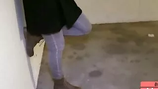 Wilde zierliche Frau in Strumpfen gefickt