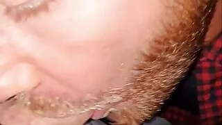 Lutsche und schlucke zwei Jungs im Freien