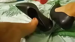 Amazing Lady Plays With Pussy Until She Cums