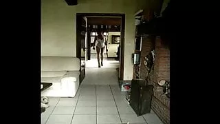 Einfach nur gehen, nur ein Korsett tragen.