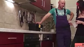 Handwerker verfuhrt beim arbeiten