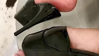 Cummed on mature Feet in Mules