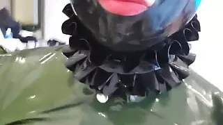 Latex Sissy Puppe von ihrer Herrin gefickt