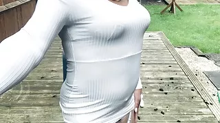 Crossdresser kelly cuming in weißen Strümpfen auf Einfahrt