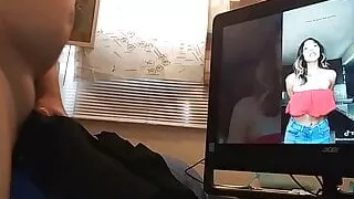 Neues Video von meiner Exgirlfri beim Ficken ihres Höschens sehen