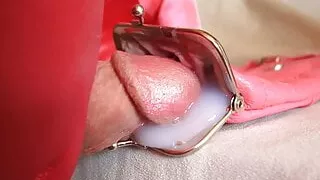 PINK COCK in rosa Zigarettenetui mit rosa Handschuhen