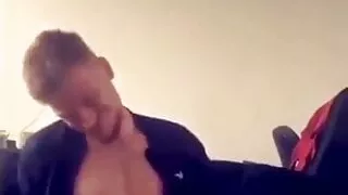 Blondes holländisches Mate und spielt mit seinem großen Schwanz