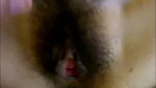 Haarige reife Asiatin XiaoLi zeigt ihre großen Lippen und fickt