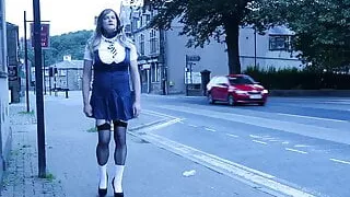 Crossdressed in Uniform im Freien auf einer Hauptstraße