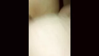 Ze speelt met haar kut