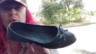 Vends-ta-culotte - French Fancy MILF’s Outdoor Foot Fetish