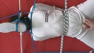 Zurückhaltender Skatersklave ist im Rahmen