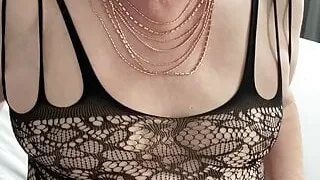 Reifer Crossdresser Tvrose Schwarzer Bodystocking Neckender Nippel