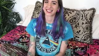 Süße haarige Blondine zeigt uns ihren tollen haarigen Busch