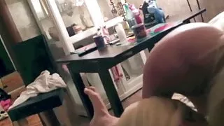 Blonde Schwestern saugen großen Schwanz - Dreier