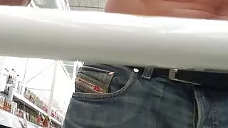 Kleine Jeanspiss in einem Hardwarestore