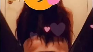 Die gefangene Schlampe Emily reitet den Schwanz des Königs