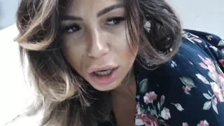 Geiles Luder mit dicken Titten wichst die Fotze