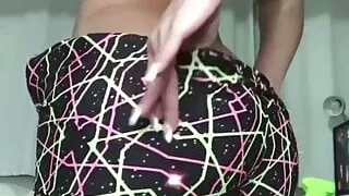 Weiße Transe mit unglaublicher Wölbung und großem Hintern