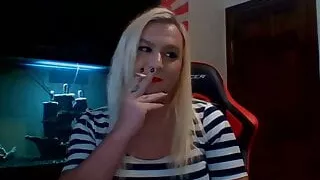 Transfrau raucht Marlboro Light