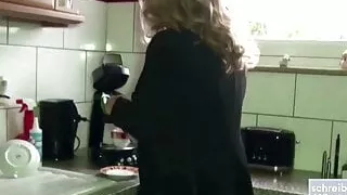 Mutti mit Mega Titten fickt ihren Chef auf Arbeit