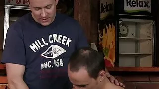 Barkeeper nimmt riesigen schwulen Schwanz zum ersten Mal