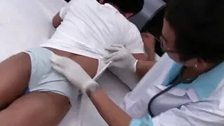 Asiatischer Twink fickt Arzt nach Blowjob und Untersuchung ohne Sattel