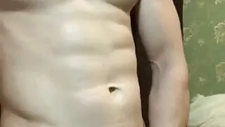 Gutaussehender muskulöser Aussie wichst seinen ungeschnittenen Schwanz und sperma in