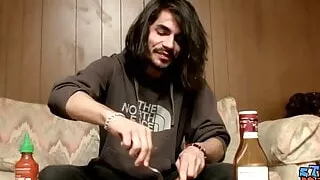 Straightie mit langen Haaren Devin Reynolds wichst und sperma