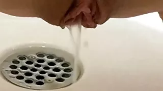 She pissing in the shower