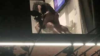 Voyeur erwischt geiles Paar beim Ficken durch Hotelfenster