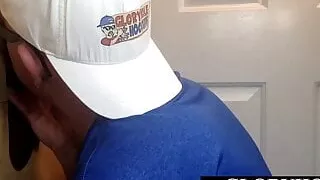 Reife DILF saugt ab und zerrt harte Rute durch Gloryhole