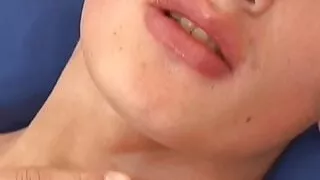 Schlanker Latino leckt sein Sperma und fingert den Arsch beim Wichsen