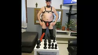 Der finnische Lederschwule Juha Vantanen streckt seinen Arsch