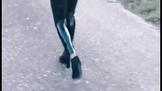 Junge Shemale in eng anliegendem schwarzen Latex.