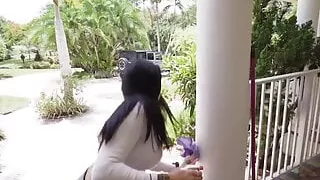 Lüsternes Dienstmädchen saugt vor dem Reiten in erotischer Pärchenszene