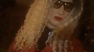 Abendspaziergang durch die nächtliche Stadt in Latex